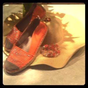 💲🔻EUC Espadrille White Mountain Studded Canvas Flats in 🍊